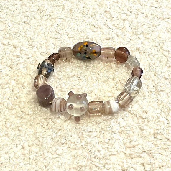 handmade lavender, purple, white glass hand painted beaded elastic bracelet - Picture 11 of 13